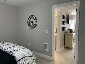 2 habitaciones, tabla de planchar con plancha y cuna de viaje 