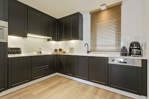 Een koelkast, een magnetron, een oven, een kookplaat