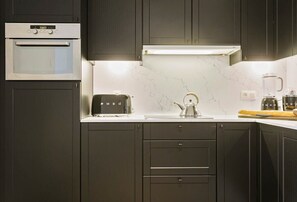 Frigorífico, microondas, horno y placa de cocina