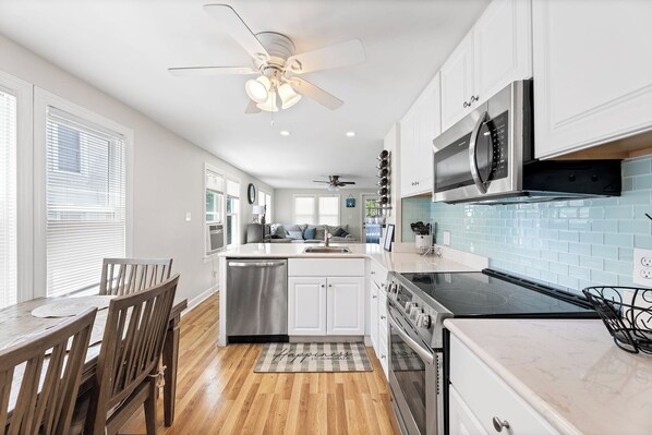 Refrigerador, microondas, lavavajillas y cafetera y tetera 