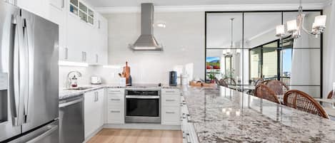 Refrigerador, microondas, lavavajillas y cafetera y tetera