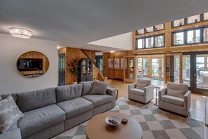 Smart TV, fireplace, table tennis