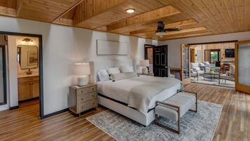 4 habitaciones, escritorio y tabla de planchar con plancha