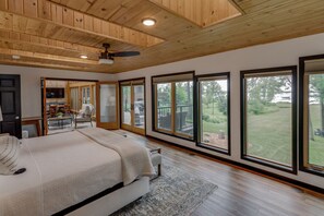 4 bedrooms, desk, iron/ironing board, travel crib