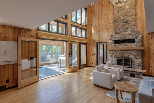 Sunroom-Game room- Family Room- Kayaks, Games, Water Toys, Beach & Dock!