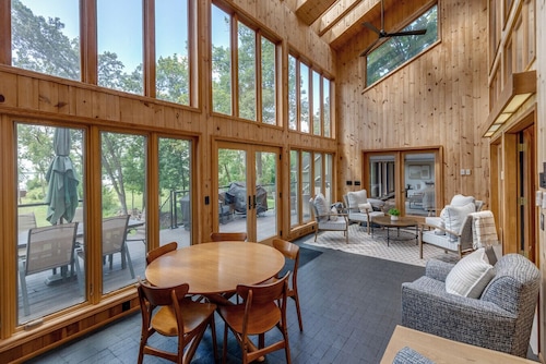 Sunroom-Game room- Family Room- Kayaks, Games, Water Toys, Beach & Dock!