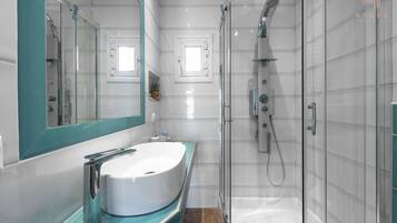 Appartamento, 2 camere da letto, balcone, vista mare | Bagno | Doccia, asciugacapelli, asciugamani, sapone