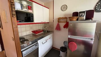 Een koelkast, een magnetron, een oven, een vaatwasser