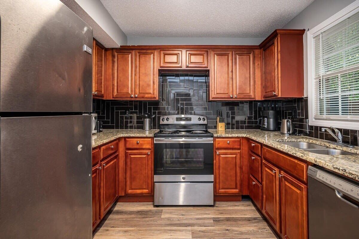 Frigorífico, microondas, horno y placa de cocina