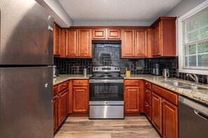 Een koelkast, een magnetron, een oven, een kookplaat