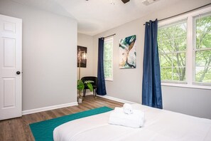 2 slaapkamers, een bureau, een strijkplank/strijkijzer, wifi