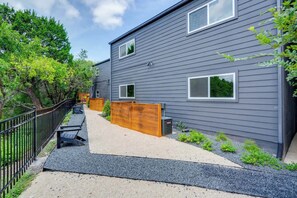 Property grounds - Prime SoCo cozy studio w/ laundryWiFi, 7 Min to DT (Austin)