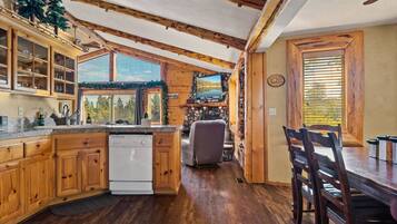 Smart TV, fireplace, DVD player, stereo