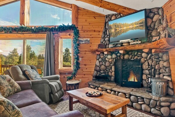 Smart TV, fireplace, DVD player, stereo