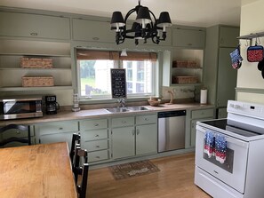 ثلاجة، ميكروويف، فرن، موقد طهي مسطح