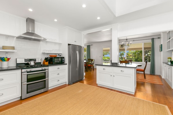 Réfrigérateur, four à micro-ondes, un four, surface de cuisson