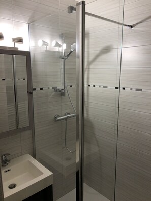 Shower - Studio Douarnenez Treboul (DOUARNENEZ)