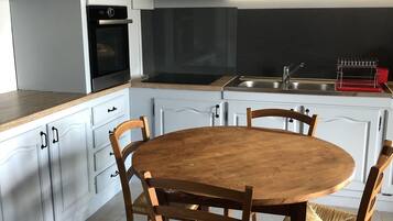 Een koelkast, een microgolfoven, een oven, een kookplaat