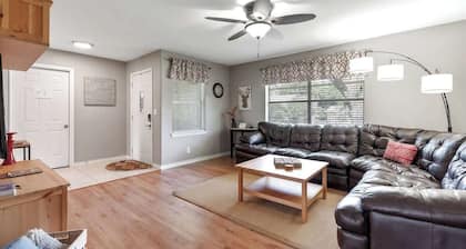 Stylish Home Lrg Yard w/games, Grill & Hot Tub