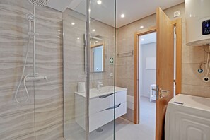 Douche, sèche-cheveux, serviettes fournies