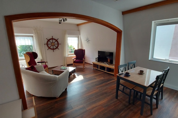 Wohn- und Esszimmer mit Rheinblick (aus den Fenstern neben dem Steuerrad)