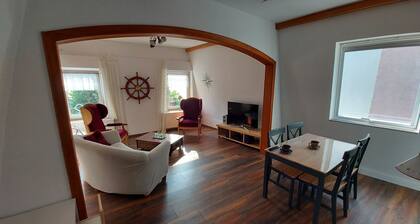 Nice apartment right on the Rhine; mountain-side balcony; centrally located