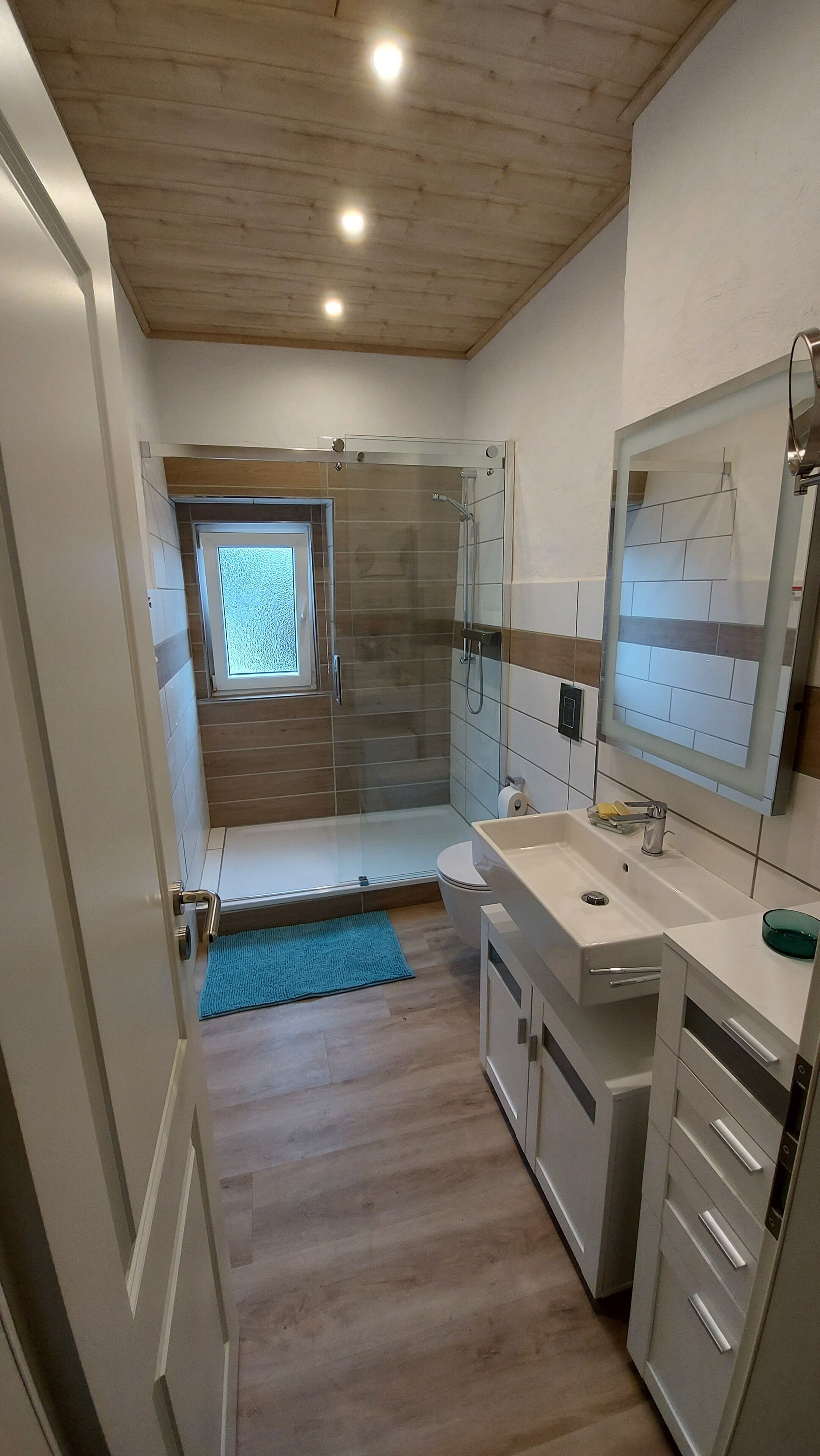 Een douche, een haardroger, handdoeken, zeep