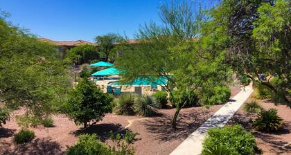 Updated desert gem with pool, high-speed WiFi & W/D - snowbird-friendly