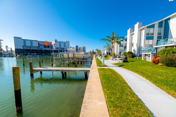 Property grounds - UPDATED ONE BEDROOM, WATERFRONT CONDO IN THE FABULOUS MADEIRA BEACH YACHT CLUB (Madeira Beach)
