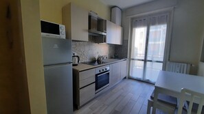 Een koelkast, een oven, een kookplaat, een koffiezetapparaat/waterkoker