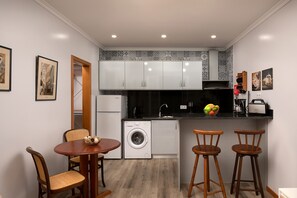 Réfrigérateur, four à micro-ondes, surface de cuisson, cafetière-théière