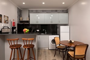 Réfrigérateur, micro-ondes, plaque de cuisson, cafetiÚre/bouilloire