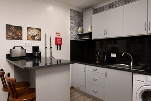 Réfrigérateur, micro-ondes, plaque de cuisson, cafetiÚre/bouilloire