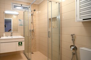 Dusche, Handtücher, Seife, Shampoo