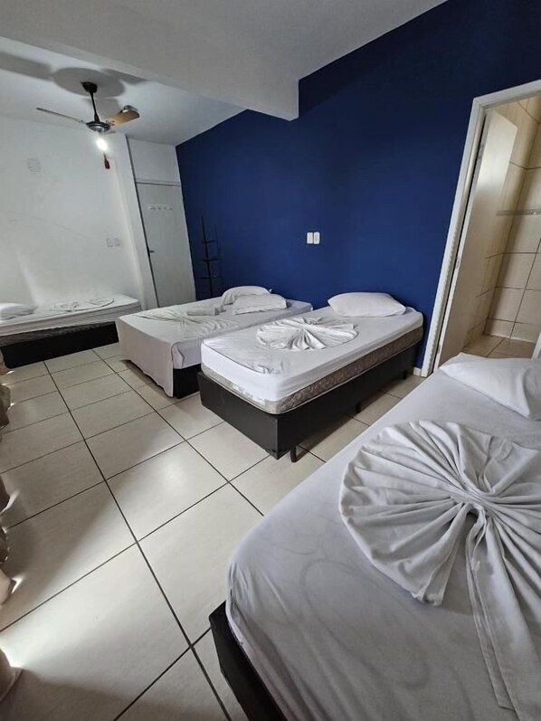 Chambre quadruple Standard | Literie hypoallergénique, accès au Wi-Fi (inclus), literie fournie