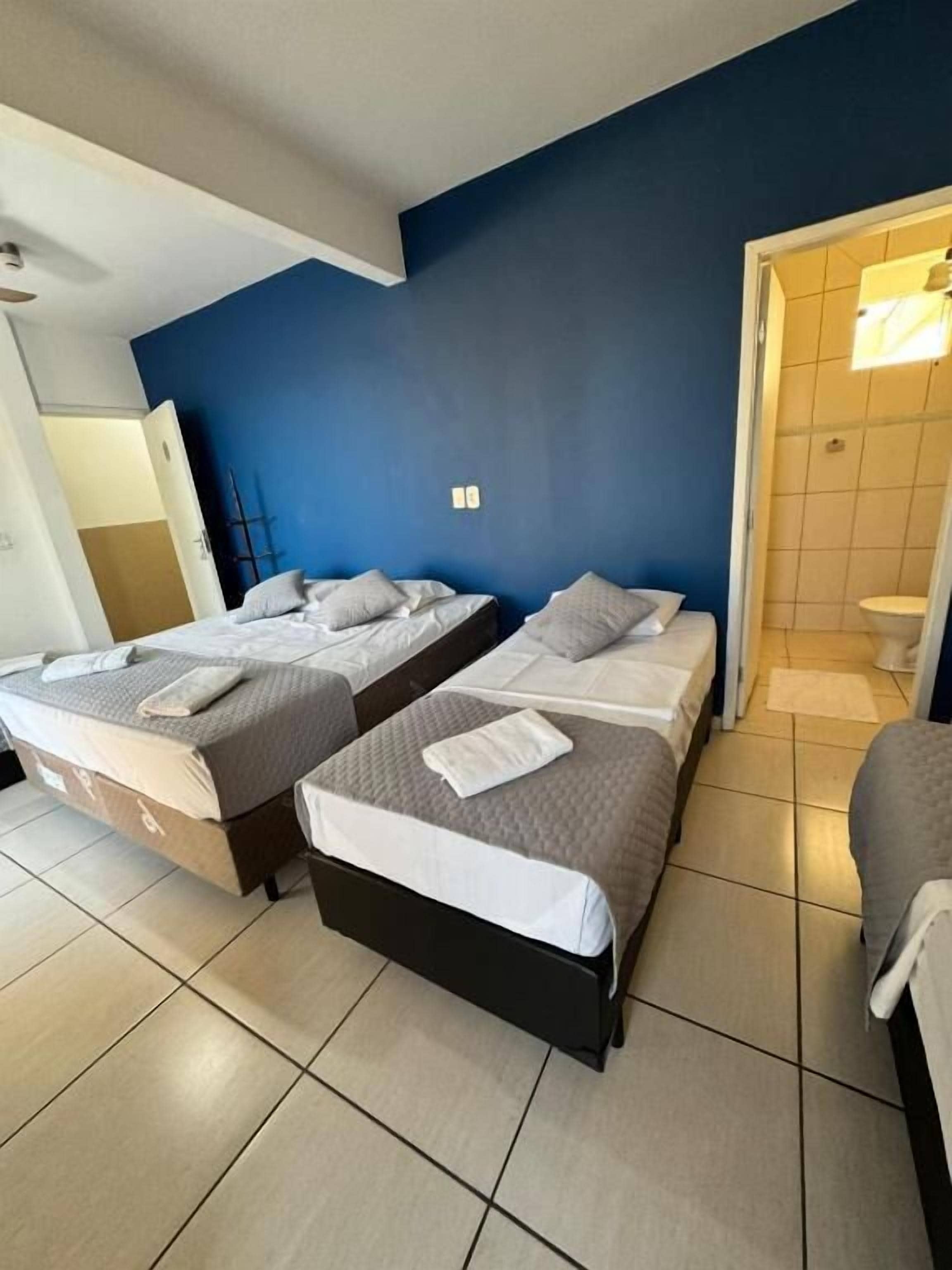 Hypo-allergenic bedding, free WiFi, bed sheets