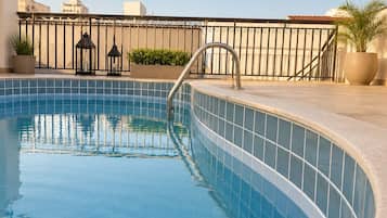 Piscina interna, espreguiçadeiras