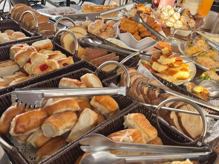 Café da manhã com buffet grátis todos os dias