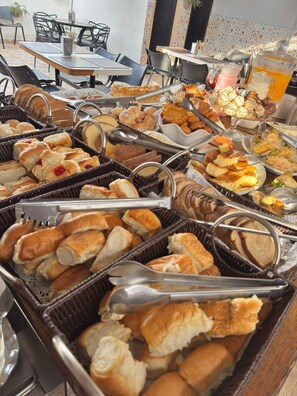 Buffet déjeuner gratuit tous les jours