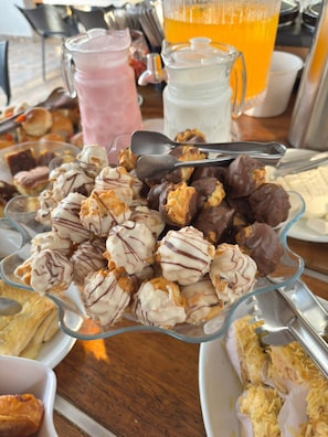 Free daily buffet breakfast - Hotel Mão de Fatima (Aparecida)