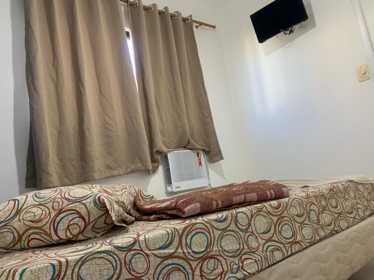Hypo-allergenic bedding, free WiFi, bed sheets