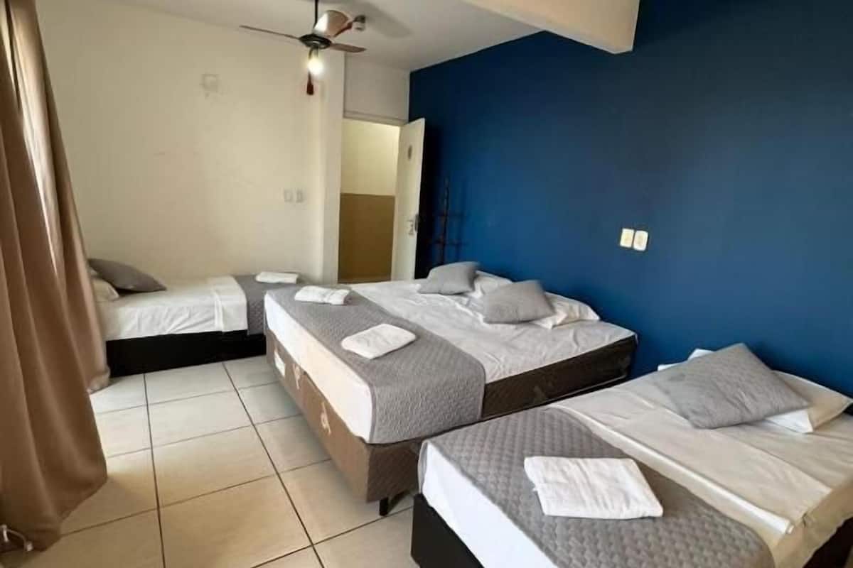 Habitación familiar | Ropa de cama hipoalergénica, wifi gratis, ropa de cama