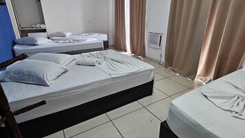 Standard-Vierbettzimmer | Allergikerbettwaren, kostenloses WLAN, Bettwäsche