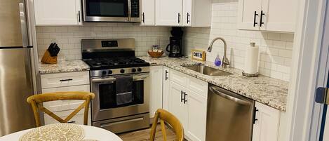 Een koelkast, een magnetron, een oven, een kookplaat