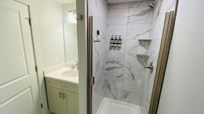 Combined shower/bathtub, hair dryer, towels, soap - Bluewater Zen - Downtown Traverse City Condo (Traverse City)