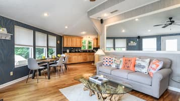 智能电视、壁炉、桌上足球、书