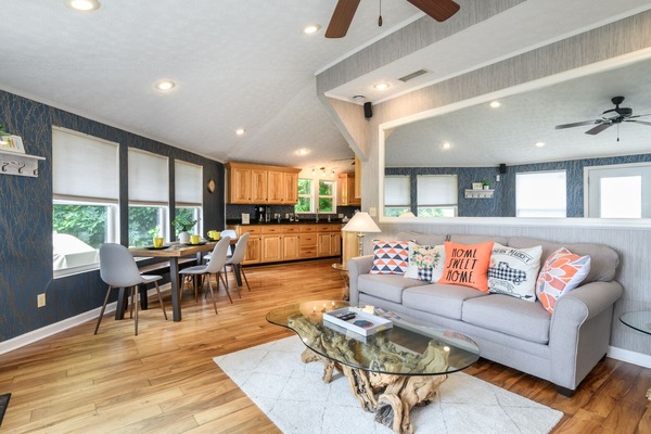 Smart-tv, eldstad, bordsfotboll och böcker