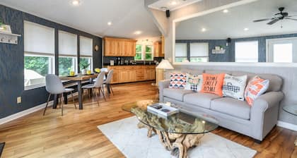 Luxe Retreat with Panoramic Views, Hot Tub & Sauna, mins to Hatley Point