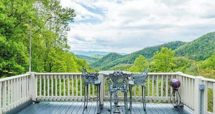 Luxe Retreat with Panoramic Views, Hot Tub & Sauna, mins to Hatley Point