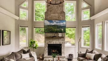 Una Smart TV, una chimenea